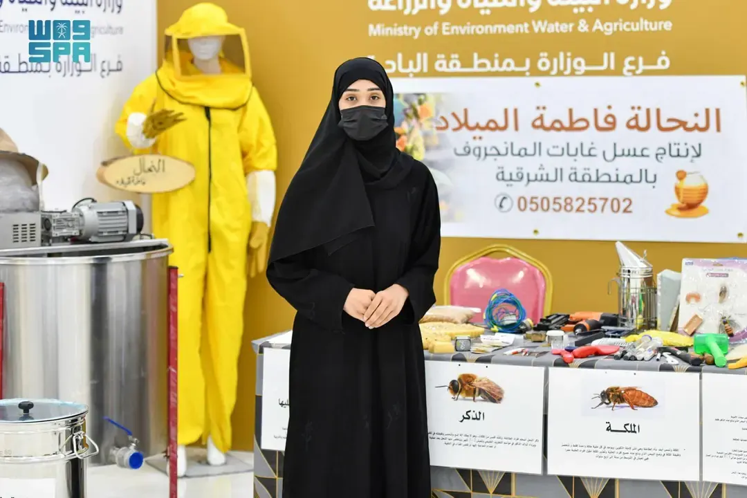من القطيف.. النحّالة «فاطمة الميلاد» تلفت أنظار مرتادي مهرجان العسل الدولي الـ15 بمنطقة الباحة