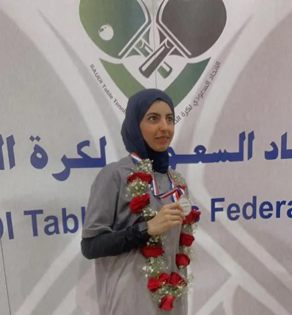 من الخويلدية.. بيد واحدة.. ميعاد آل جساس تكتب قصة مُلهمة في ممارسة تنس الطاولة.. وتحلم بالعالمية