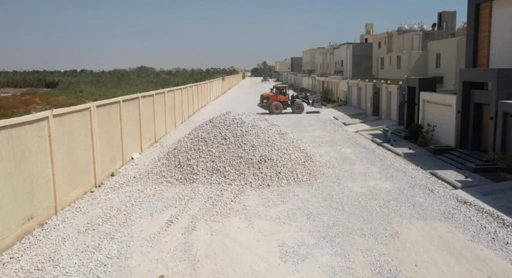في القطيف.. البلدية تواصل أعمال ربط حي الراية وحي الرمال بـ طريق الظهران الجبيل السريع بطول 2100م