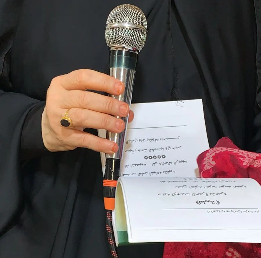 من سنابس.. الخطيبة زينب البحارنة 50 عامًا في خدمة المنبر.. مارست دور «الملاية» لـ أبيها في السابعة وورثت الرثاء من «دهانة»