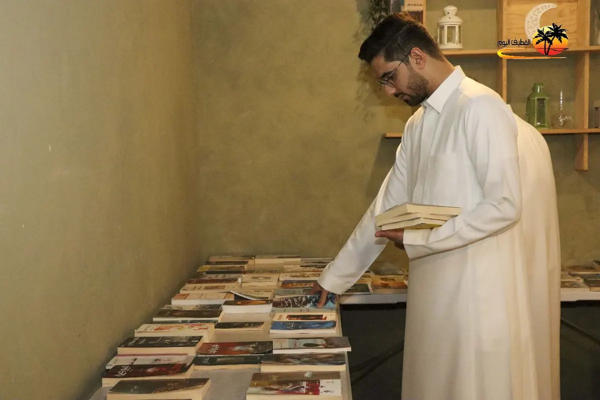 في القطيف.. زوار «كشك الكتب» يتبادلون 210 مؤلفات مستعملة.. ويتبرعون بـ50 أخرى