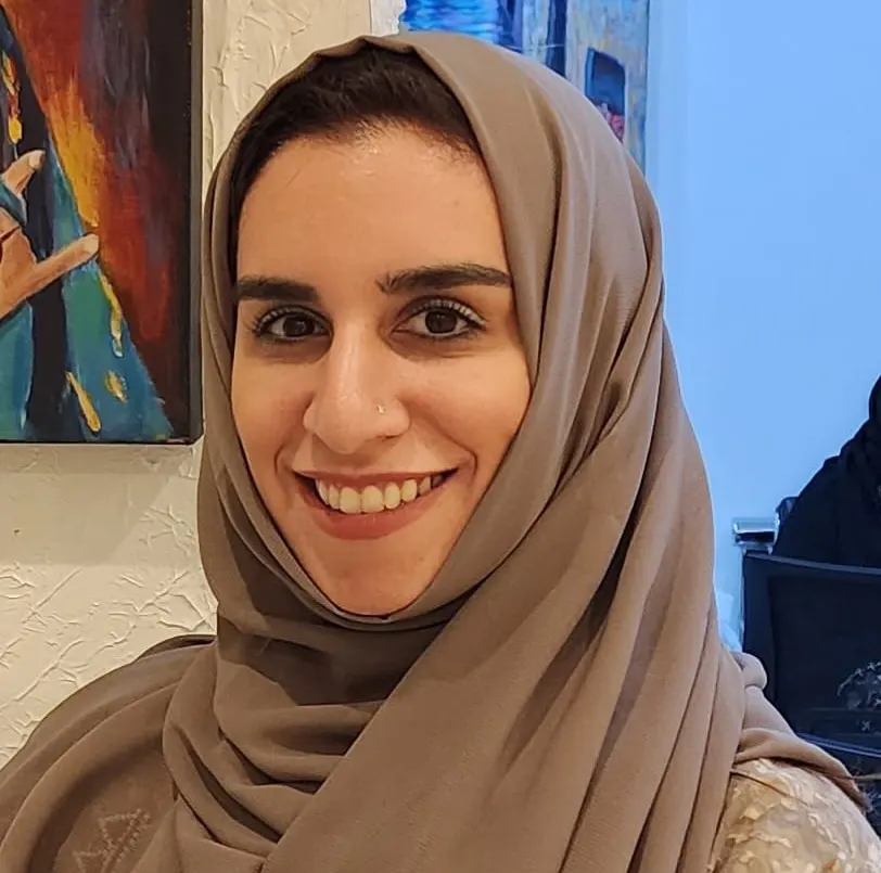 من قلعة القطيف.. بـ لوحتين.. سلام الجشي تجسد حضور حواء في «الشرقية تغرِّد»