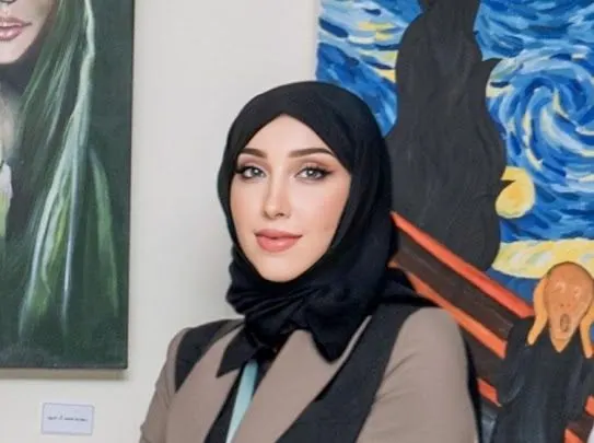 بين الجش وسنابس.. لوحتا سعدية آل حمود في «الشرقية تغرد».. توأم اختلفت تفاصيلهما وتشابهت روحهما.. وعكستا تأثرها بـ«العلاج بالفن»