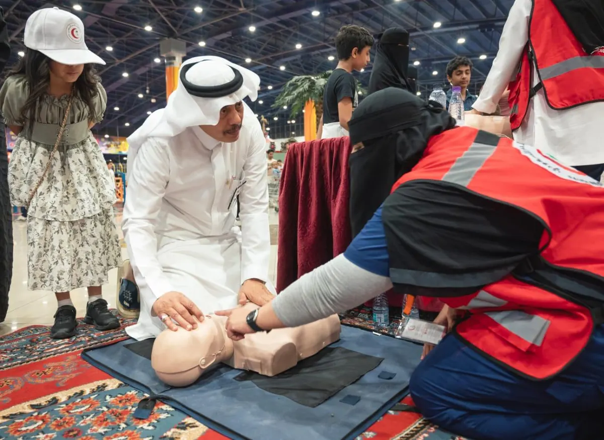 في الدمام.. متطوعو الهلال الأحمر يعرفون بتطبيق «أسعفني» ويدربون زوار فعالية «لنحقق رقمًا»