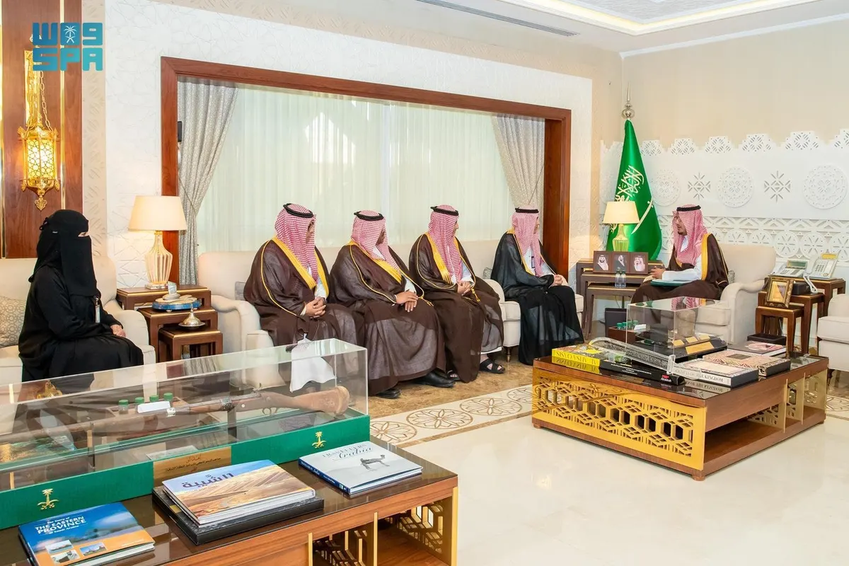 سمو نائب أمير الشرقية يستقبل مدير عام تعليم المنطقة