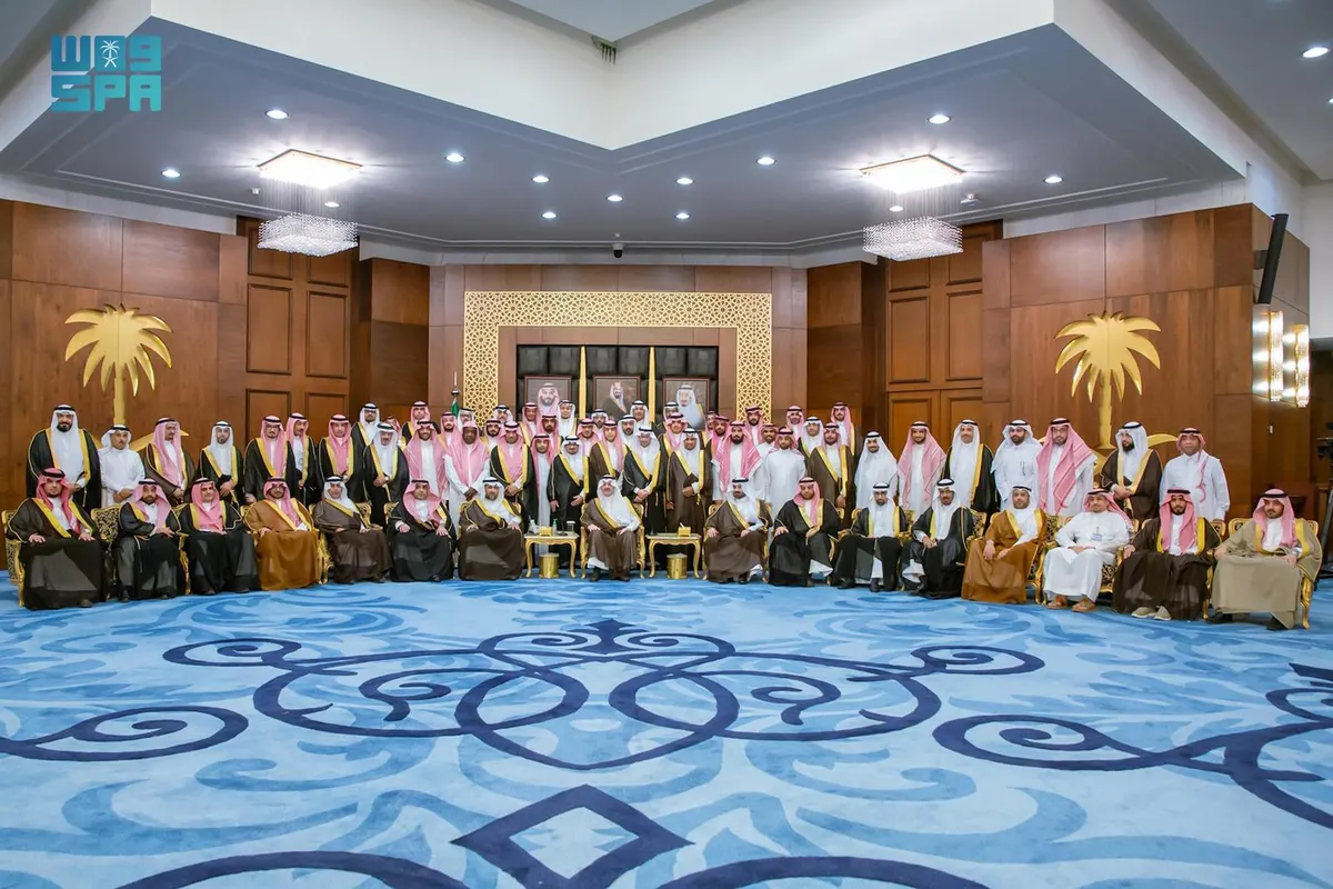 أمير الشرقية يلتقي عددًا من أصحاب السمو ومديري الجهات الحكومية ومنسوبي شركة المياه في مجلس الاثنينية