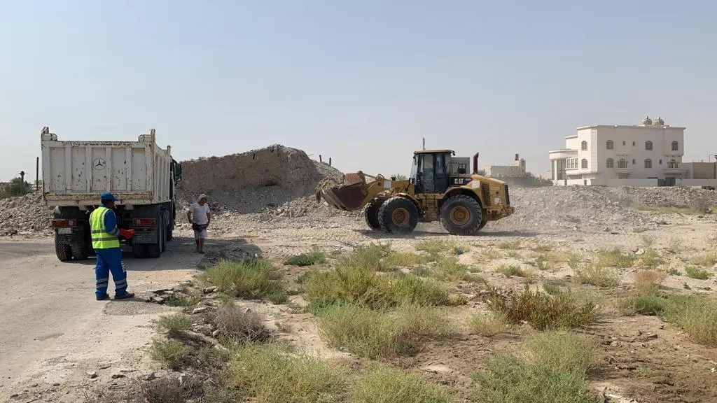 في 98 موقعًا بالقطيف.. الأنقاض تستنزف طاقات البلدية.. مجهولون يتخلصون من 10 آلاف م³ من المخلّفات بطرق غير نظامية