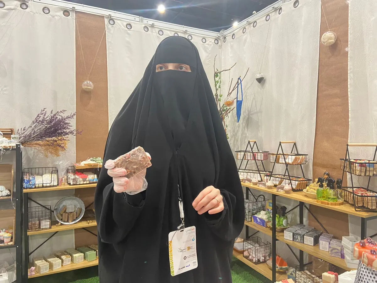 من القطيف.. غدير الميلاد تكشف أسرار صناعة الصابون لزوار «صنعتي 2023»