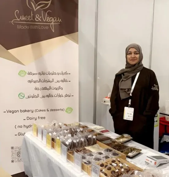 رائحة الكيك النباتي تتسرب من صفوى إلى إكسبو الظهران.. ركن زينب المرهون يستوقف زوار صنعتي