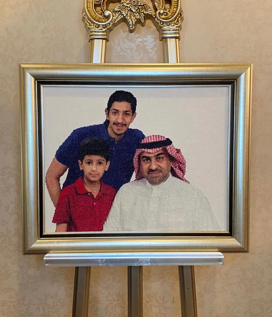 من صفوى.. فاطمة الصلاح تجذب زوّار «صنعتي» بـ«لوحة عائلية مطرزة»