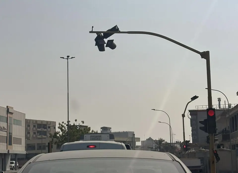 في سيهات.. إشارة مرور متدلية على سلك تهدد سالكي الطريق