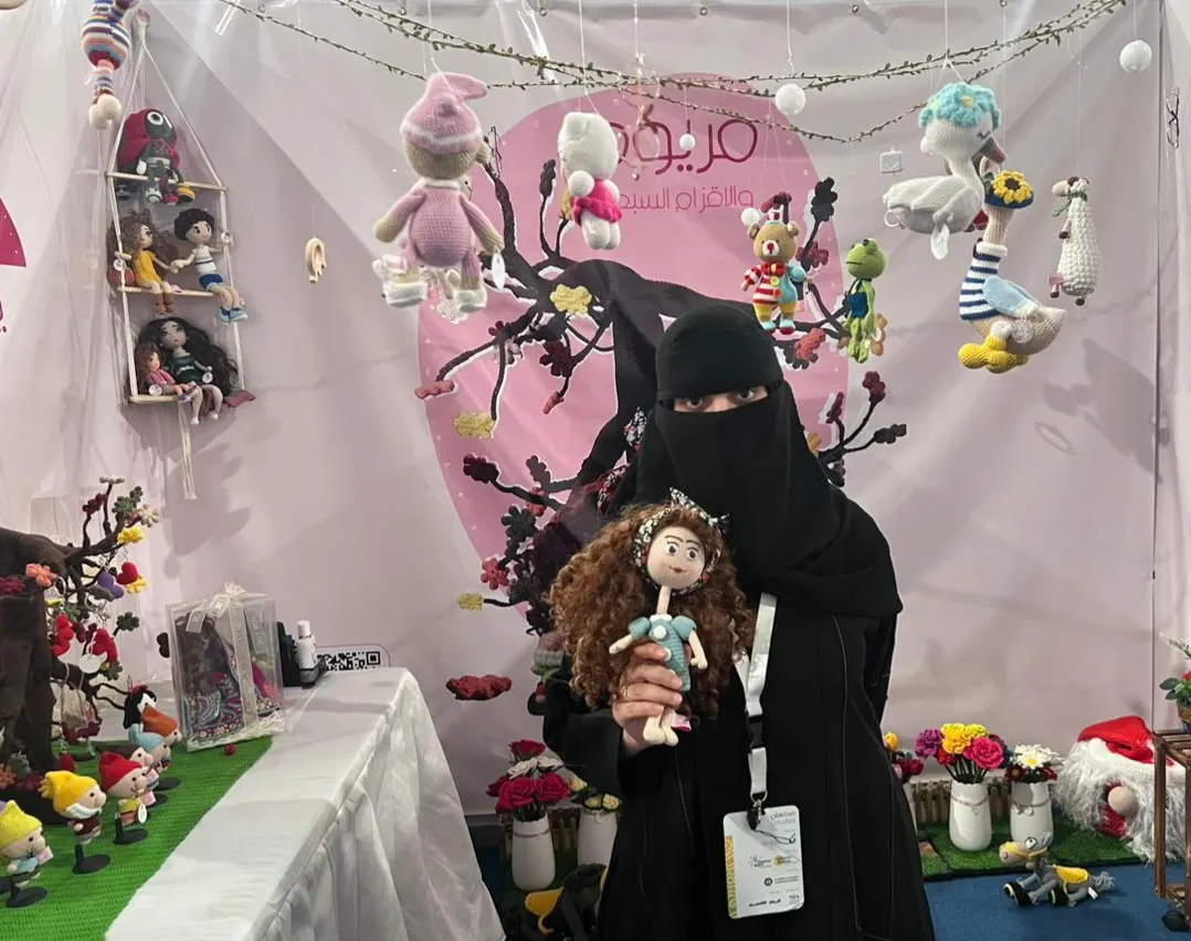 في القطيف.. خارج إطار «شهادة الكيمياء».. مريم آل سالم تغزل الدمى وتبيعها وتدرب على صنعها