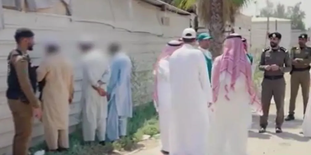 ضربة مفاجئة.. مداهمة مستودع مهجور بالقطيف وهذا ما وُجد؟