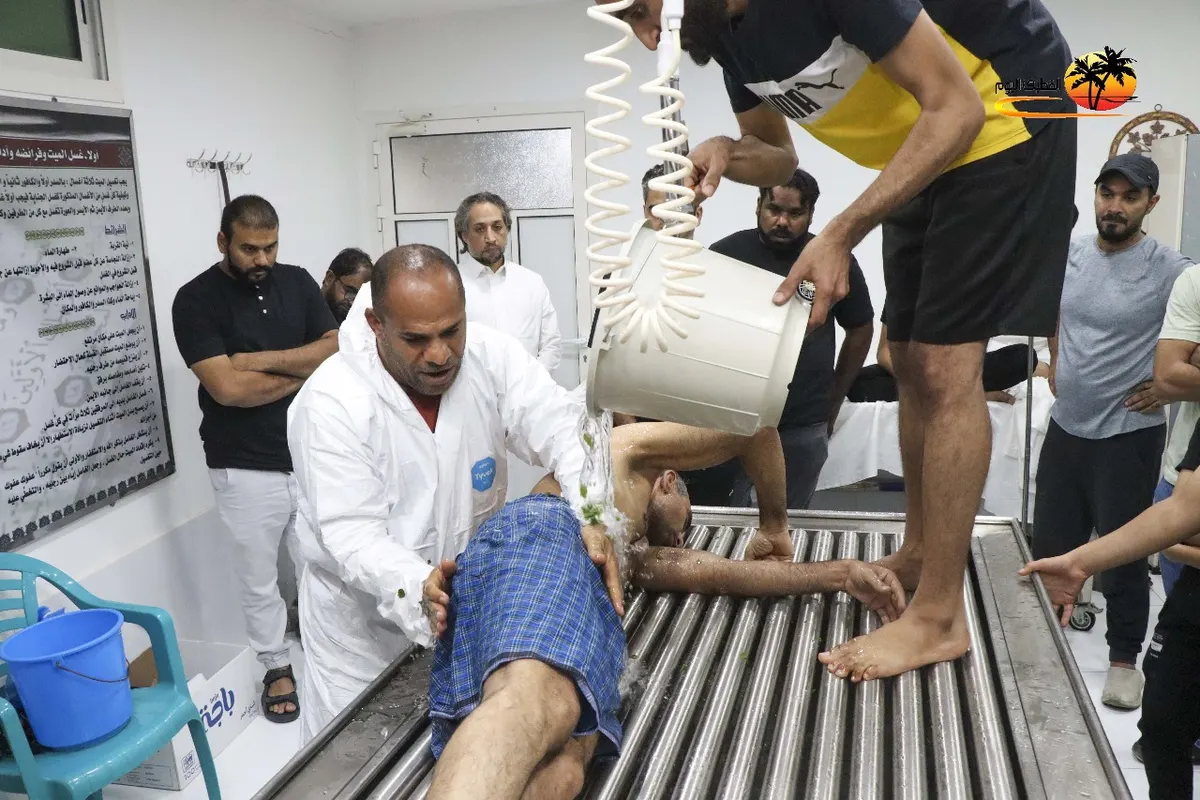 في عليوات عنك.. فردوس القطيف و«مضري» يكرّمان الموتى بـ دورة «من الغسل حتى الدفن» .. صور وفيديو