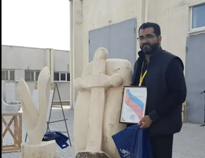 من القديح.. عبر مُسَالمٌ شرس.. النَّحَّات رضا العلوي ينقل السَّيف العربي إلى روسيا