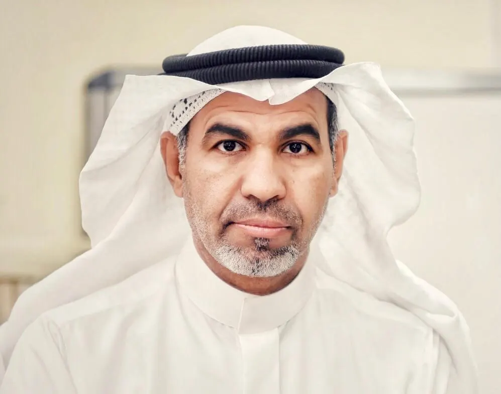 بعيدًا عن الشعر.. مالك آل فتيل يتجول في أحياء تاروت بـ «صندوق بعينين»