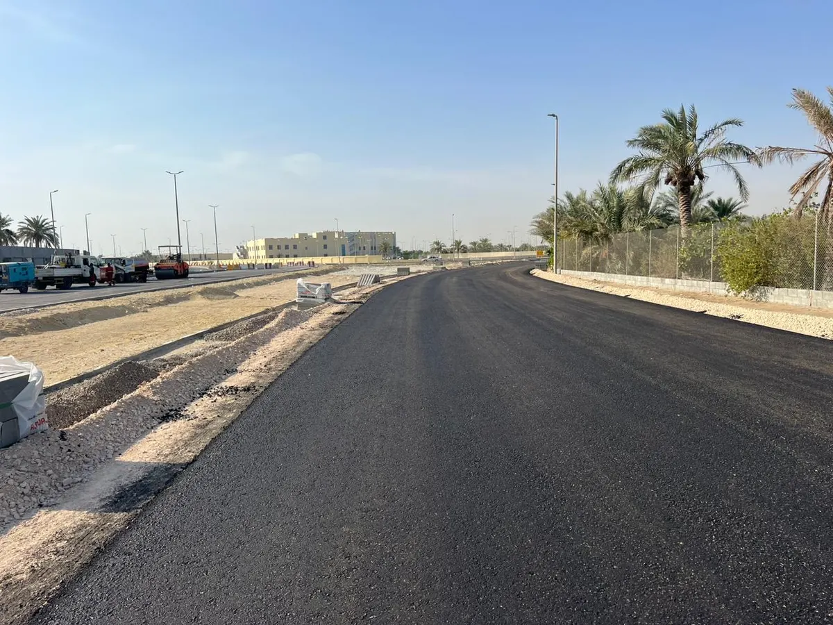 رفعًا لكفاءة الطرق.. البدء في سفلتة منطقة تقاطع طريق الملك عبدالعزيز مع شارع مصرف العوامية