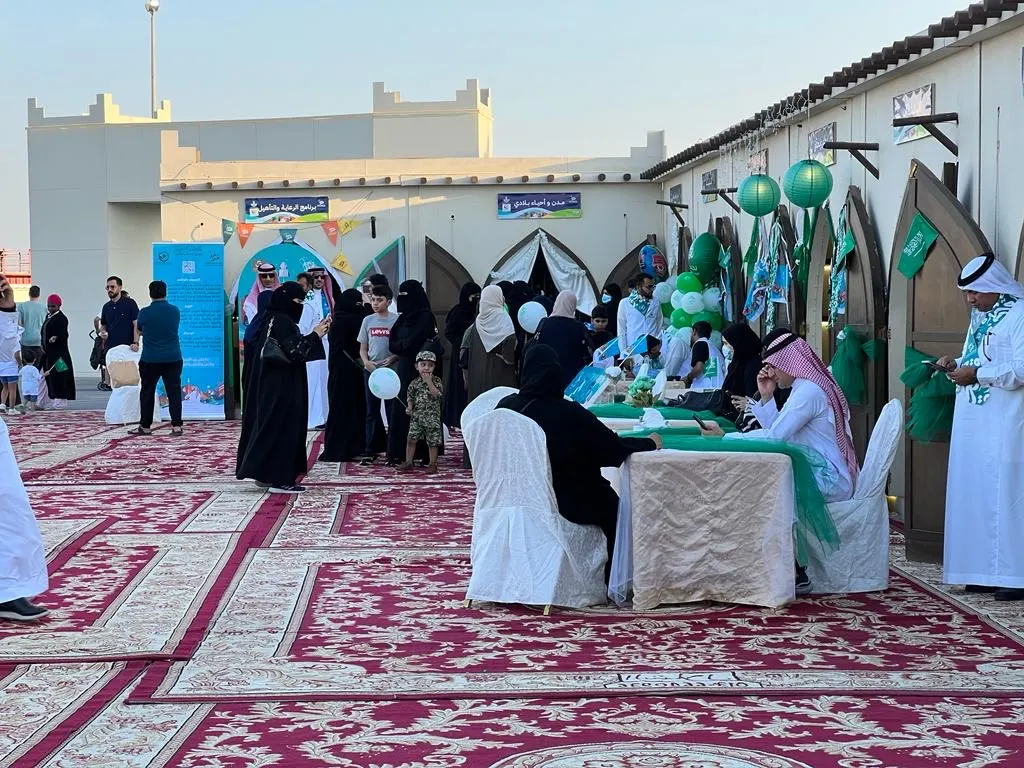صور.. أهالي القطيف يشاركون فى احتفالات اليوم الوطنى الـ93