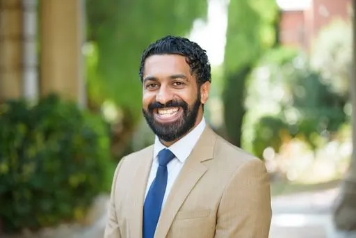 من شويكة القطيف.. البروفيسور توفيق آل عاشور أول سعودي في هيئة تدريس IESE Business School برشلونة