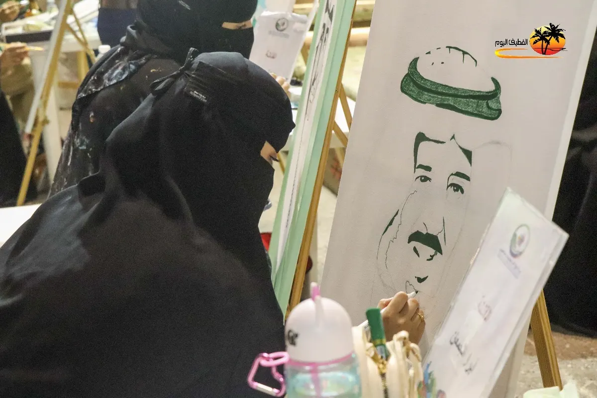 على واجهة القطيف البحرية.. تشكيليات ينثرن ألوان الفن في يوم الوطن الـ93.. صور وفيديو