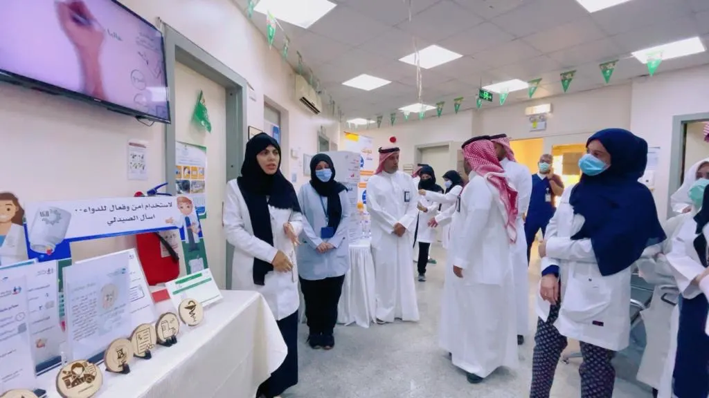 في مستشفى عنك بالقطيف... توعية المجتمع وتحسين الرعاية الصحية وتعزيزها.. احتفاء باليوم العالمي للصيادلة