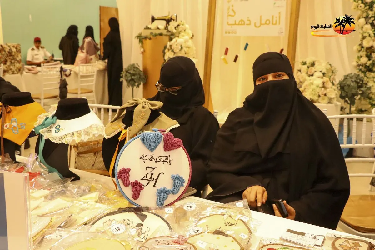 في القطيف.. أنامل ذهب تبدع في الخياطة والتطريز