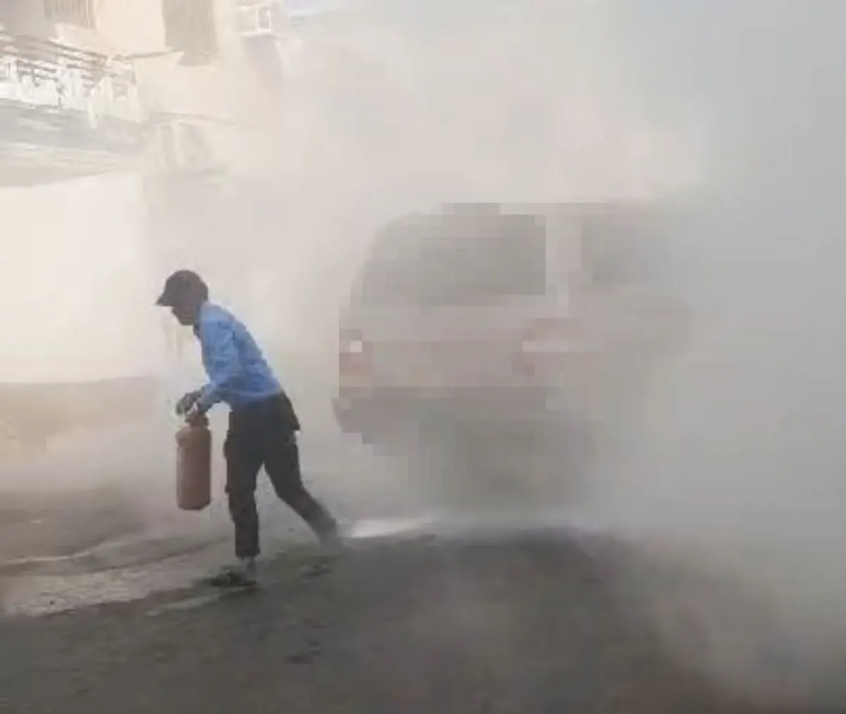 في أم الحمام.. نجاة سائق من حريق مركبة.. اشتعلت فيها النيران أثناء سيرها