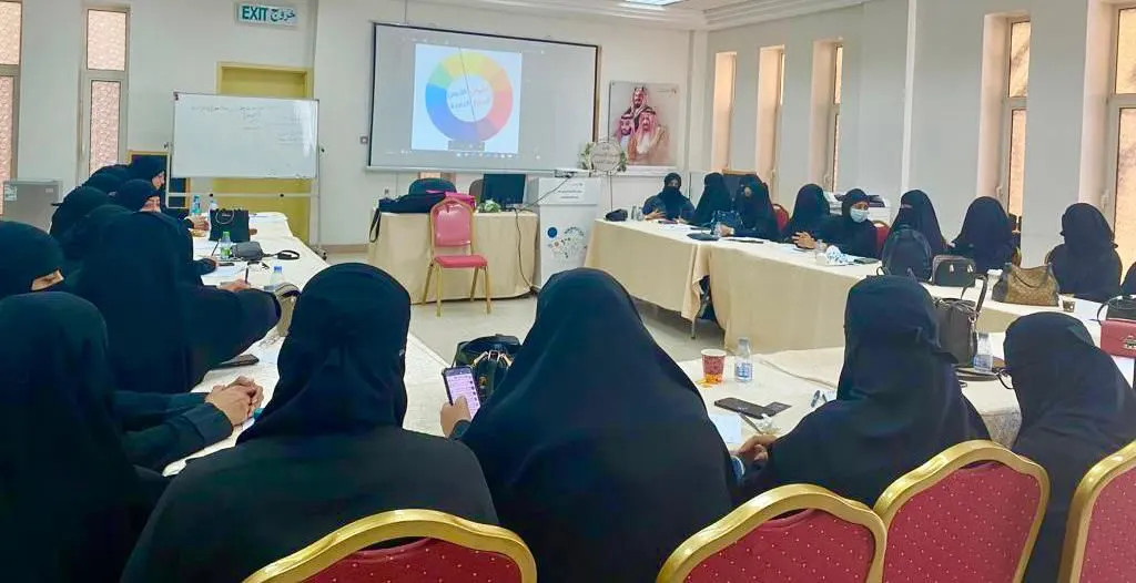 في ضمان القطيف.. من الصفر إلى الاحتراف.. زينب حبيب تؤهل 40 مستفيدة بأساسيات الميك أب