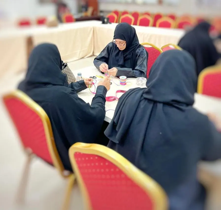 «ضحى اخضر» تُمَكِّن وتُتدرب مستفيدات ضمان القطيف على «فن المكرميات»
