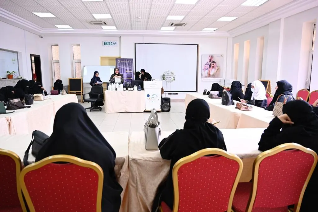 في ضمان القطيف.. 30 مستفيدة في ورشة «فرد الشعر» بقيادة «نورما الأشقر»