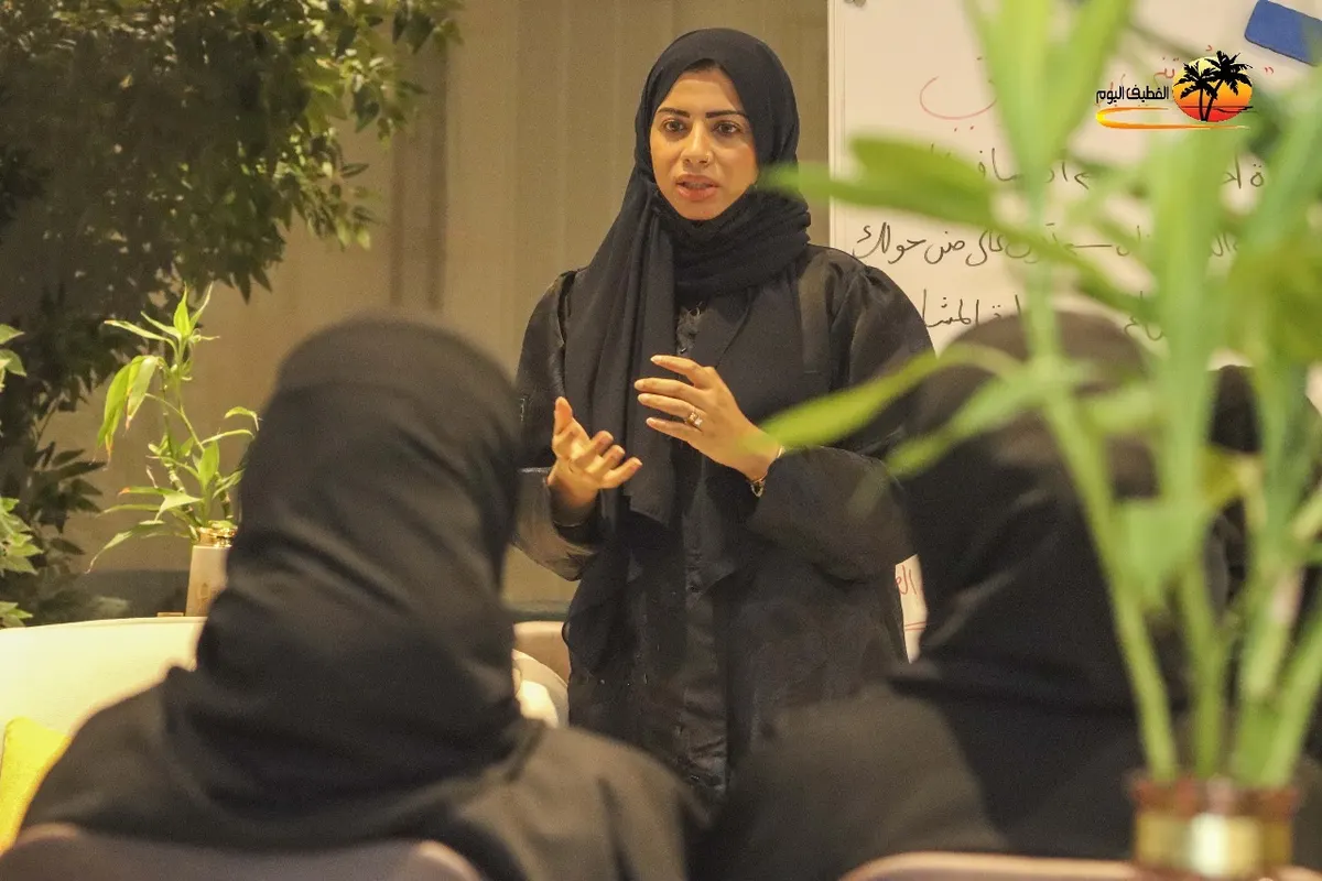 من العوامية.. في حفل توقيع كتابها «ما أخبرتني به مرآتي».. روعة الفرج تتساءل: هل المرآة تعكس صورتنا الحقيقية؟