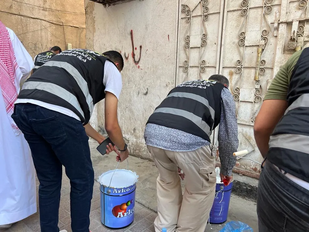 بالصور.. 187 متطوعًا ومتطوعة يبدأون في إزالة التشوهات البصرية والكتابات العشوائية من بلدة القديح