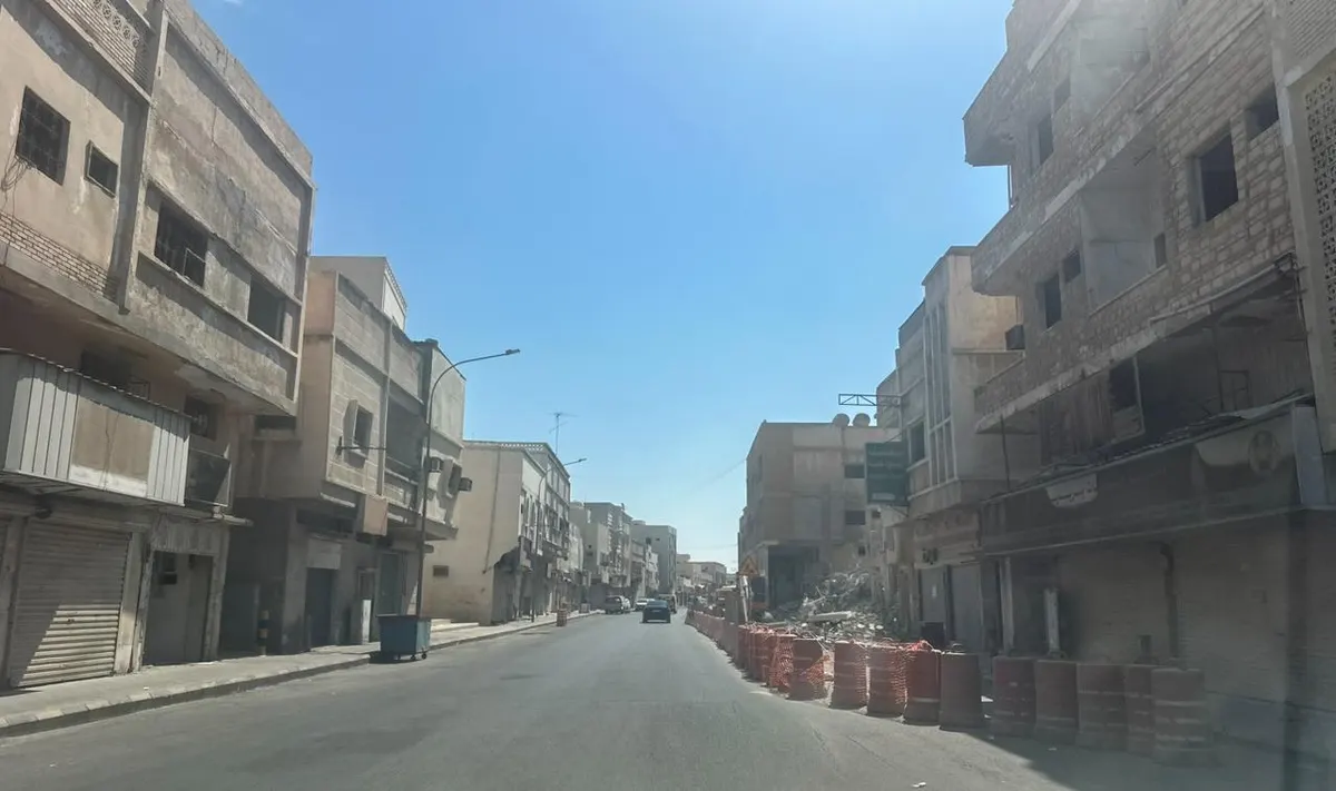من مقبرة دبابية القطيف حتى تقاطع شارع بدر .. المرحلة الثانية للتطوير تغلق طريق الملك عبدالعزيز جزئيًا.. ابتداءً من الثلاثاء
