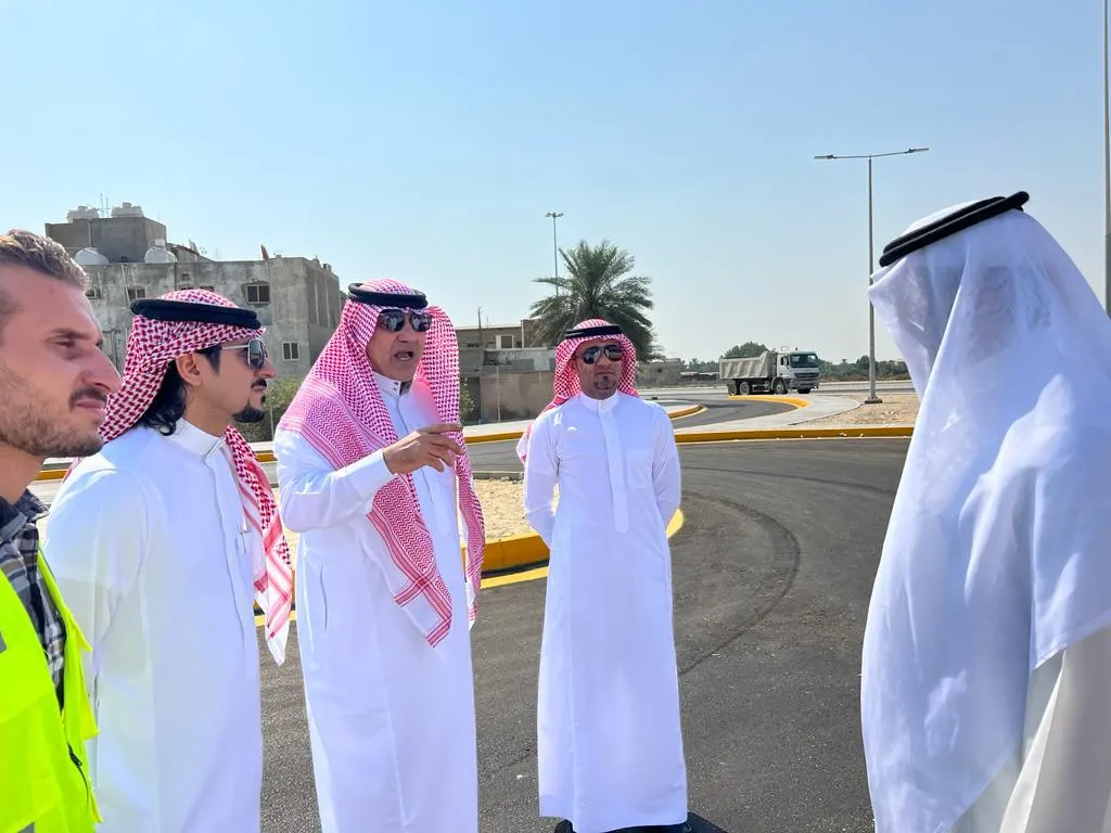 في جارودية القطيف.. رئيس البلدية يقف على بدء أعمال تأهيل شوارع حي الياقوت