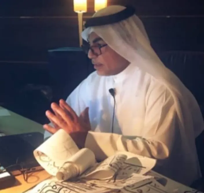 من جزيرة تاروت.. أحمد أبو سرير.. خطاط انطلق من تقليد الصحف.. وحروفه تركع في محاريب وقباب مساجد القطيف ودبي