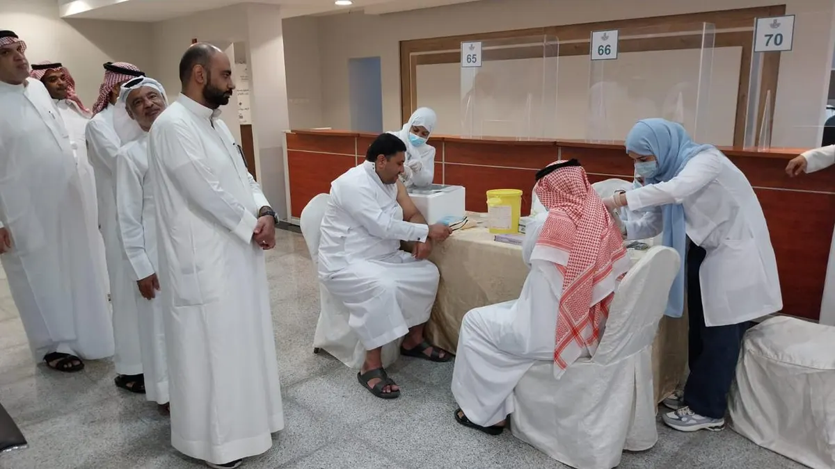 في القطيف.. البلدية تحصّن موظفيها ضد الإنفلونزا الموسمية.. وترفع مستوى وعيهم بسرطان الثدي