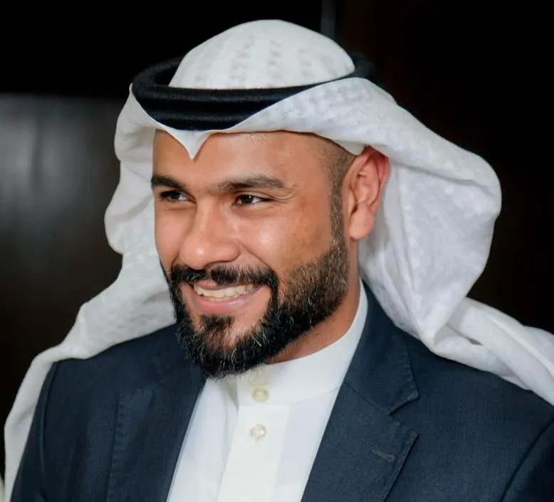 وجوه من سنابس.. الخطاط عبد الله البحراني.. نال شرف كتابة جزأين من المصحف الكريم.. وزينت لوحاته دائرة الثقافة في إمارة الشارقة