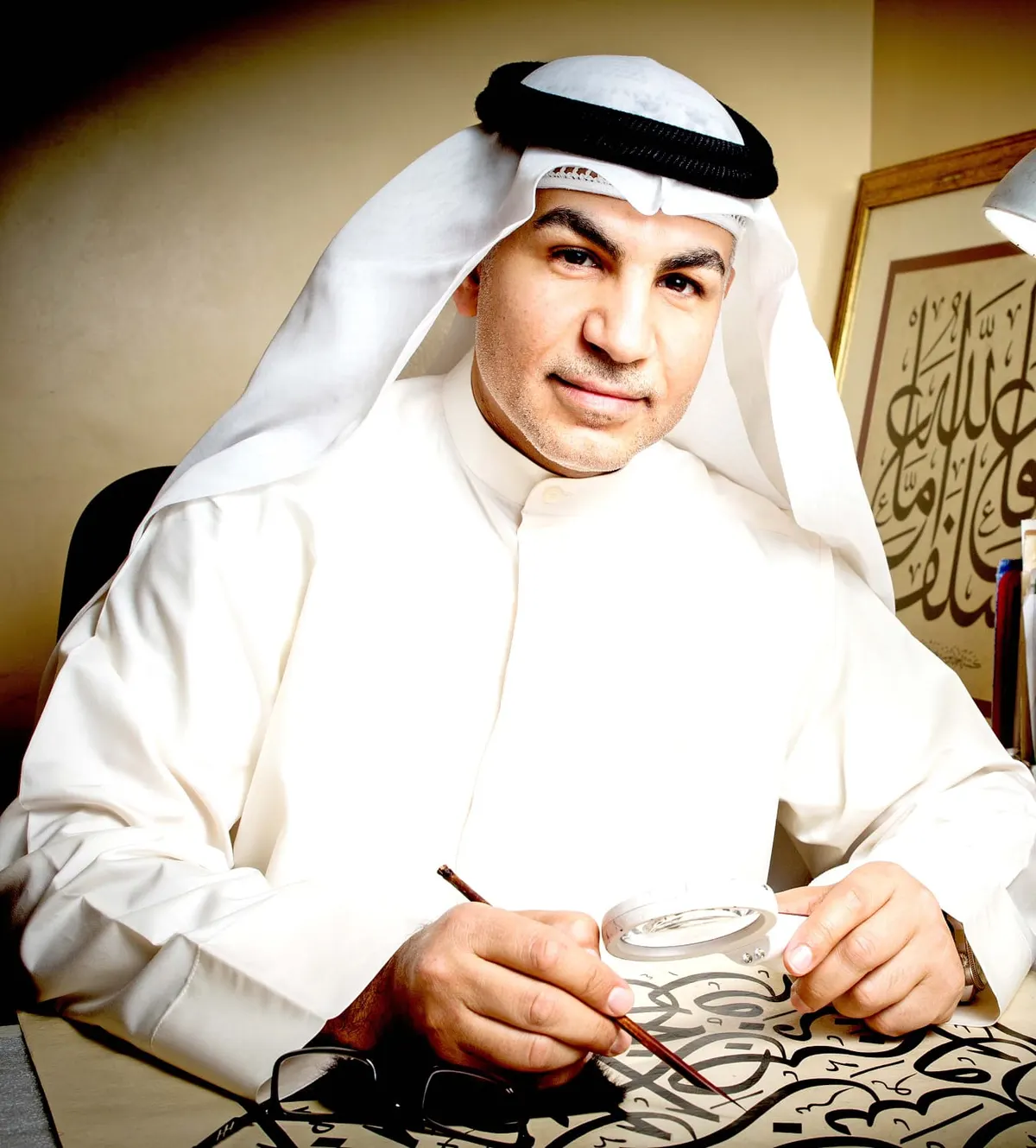 من جزيرة تاروت.. بين 75 لوحة.. الخطاط أحمد أبو سرير يطبع بصماته في «بينالي دبي» بـ«الثلث الجلي»