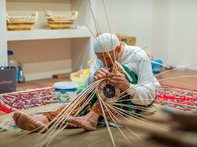 من التوبي.. أنامل العسيف تعيد الزمن العتيق لزوار «النهام» بالدمام