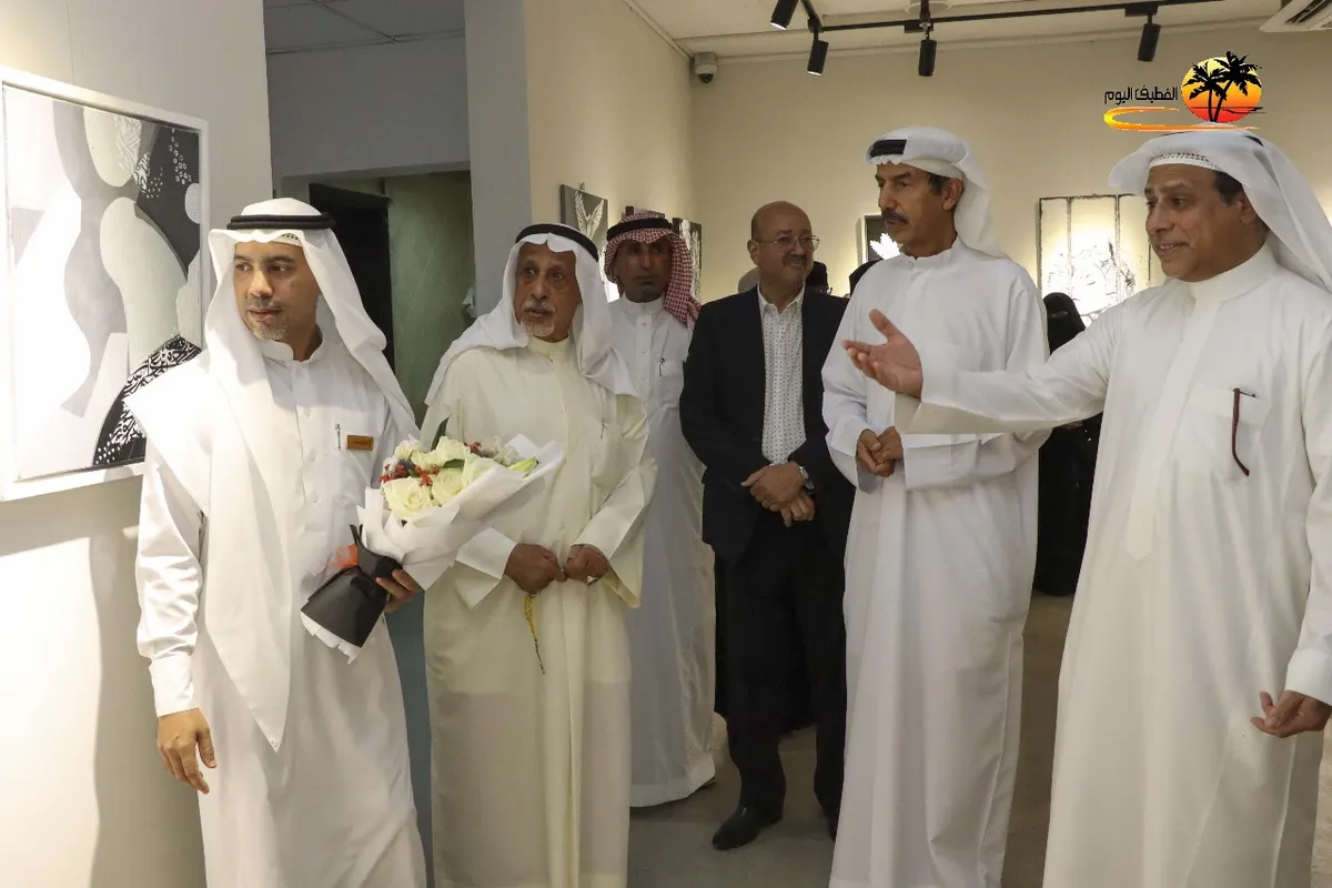 بـ«الأبيض والأسود».. أنامل تشكيليي القطيف تجمع النقيضين على جدران قاعة علوي الخباز للفنون.. تضاد فني يبزغ من عتمة الظلام