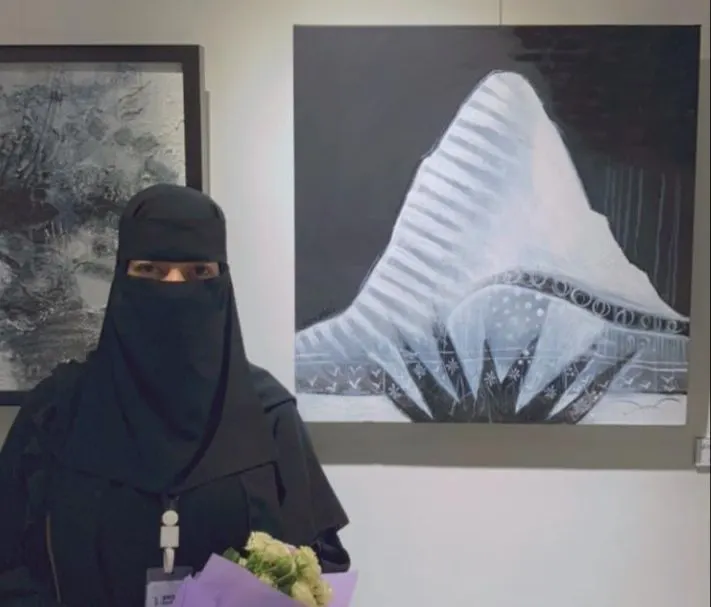 من «توبي القطيف».. نسرين الشاخوري تعزف بفرشاتها لحن الإنصات التجريدي في «أبيض وأسود»