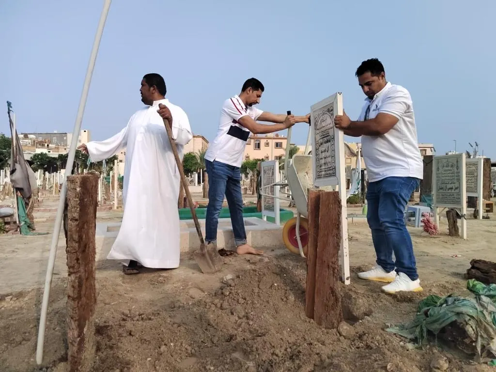 في القطيف.. «الفردوس» تستر 300 قبر كشفتها مياه الأمطار