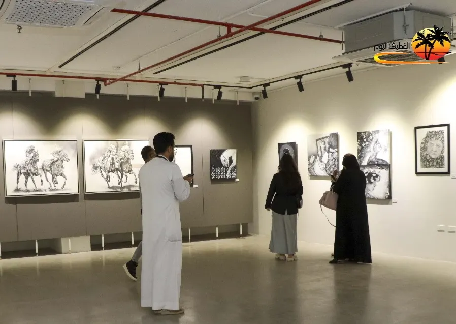 في القطيف.. بريشة 5 فنانين.. الخيل العربية فاتنة خلعت ألوانها وأظهرت حسنها بـ«الأبيض والأسود»