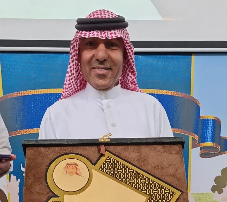 من شويكة القطيف.. لجهوده المتميّزة طوال فترة عمله.. ابتدائية الحسين بن علي تكرّم «سعيد المسعود»