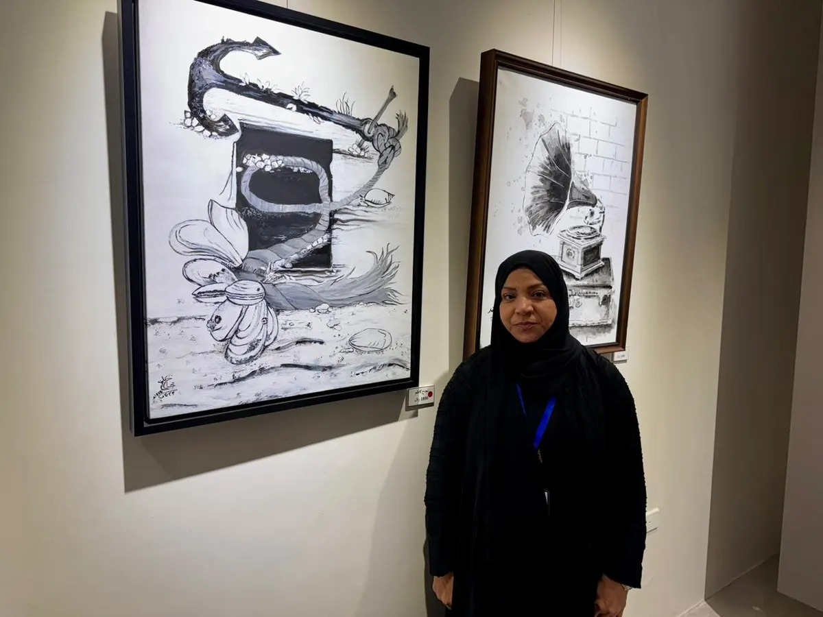 من جزيرة تاروت.. بمرساة السفينة وغموض البحار.. التشكيلية نجاح التاروتي تبرز تراث الخليج «أبيض وأسود»