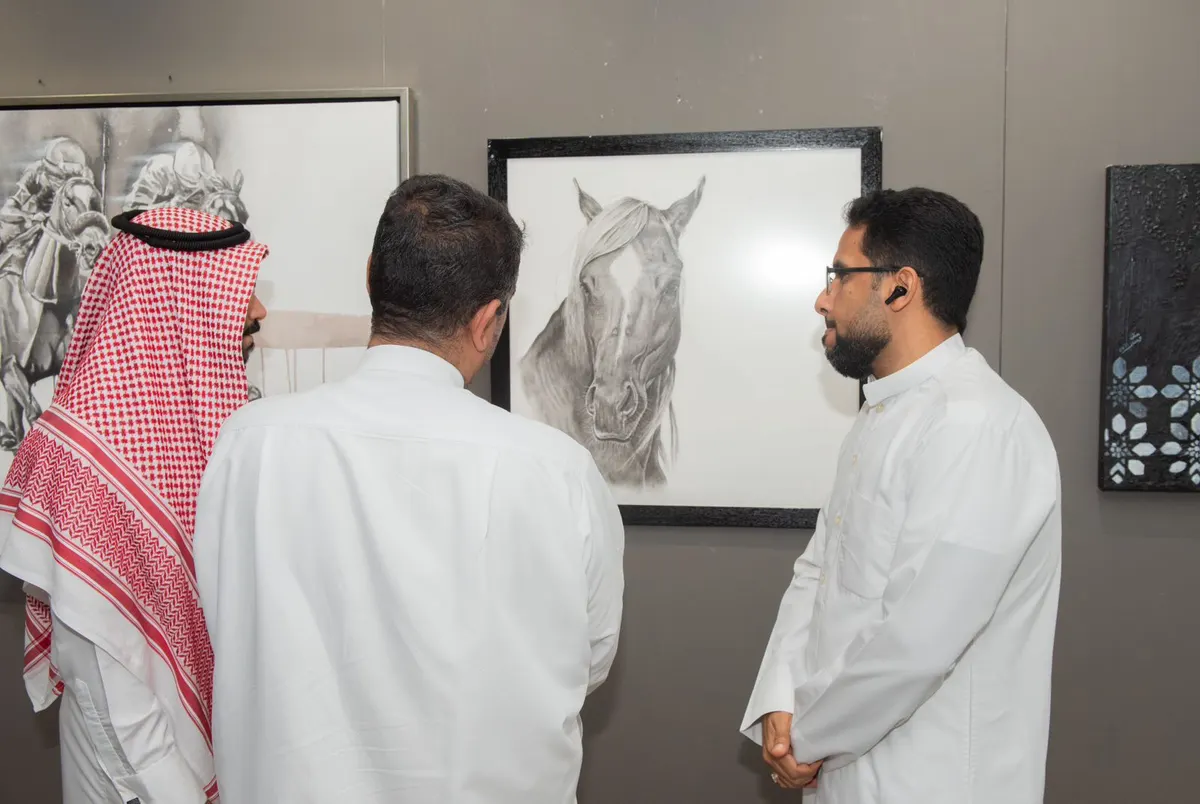 من الربيعية.. بعد انقطاع دام أعوامًا عن الفن.. عبد الله العقيلي يعود على صهوة خيل عربي بـ«الأبيض والأسود»