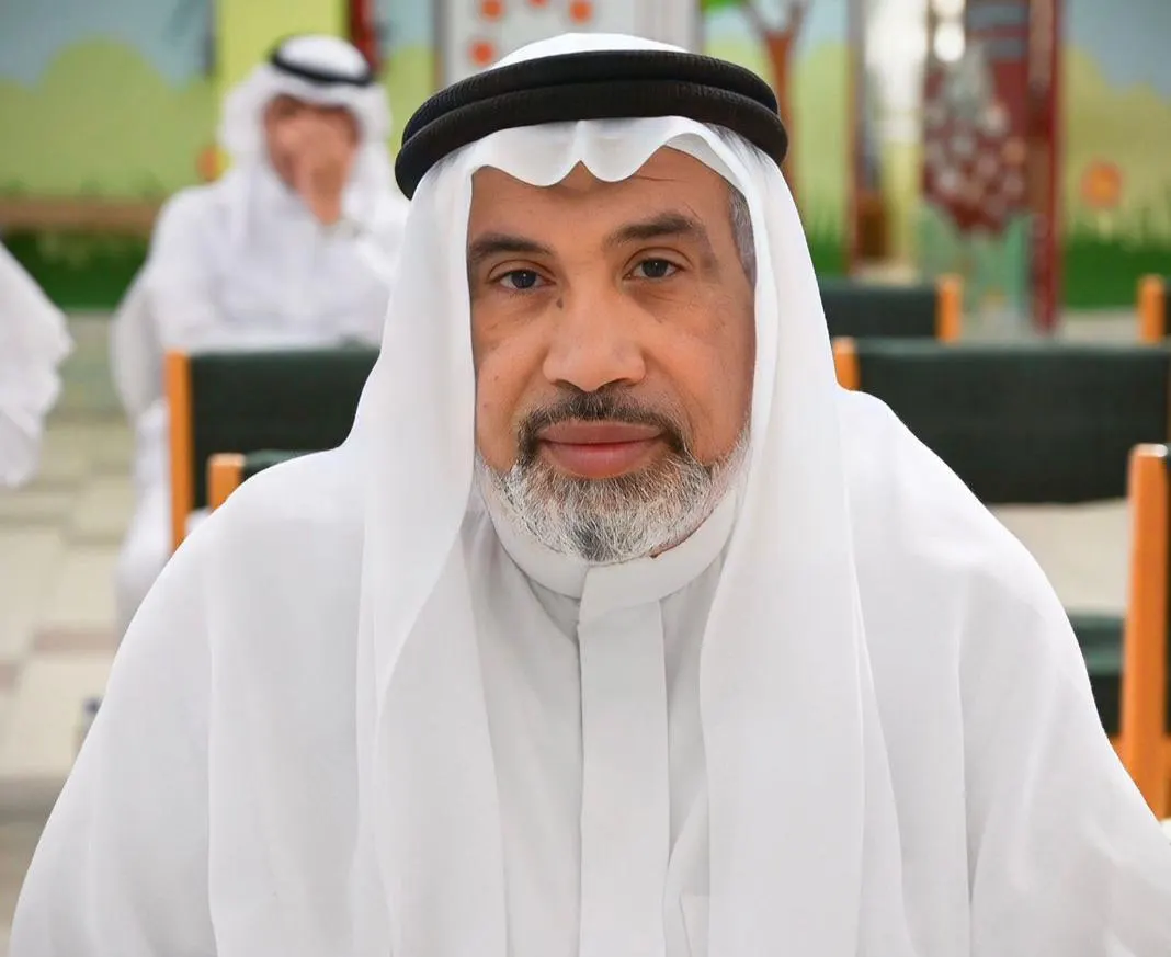 من جزيرة تاروت.. لجهوده المتميّزة طوال فترة عمله.. مدرسة الحسين بن علي الابتدائية تكرّم «السيد عباس آل انصيف»