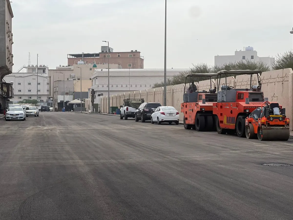 في سيهات.. رفعًا لكفاءة الطرق.. البلدية تسفلت شارع قتادة بن النعمان