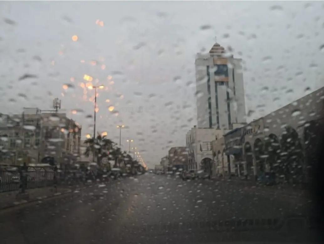 بالإنذار الأحمر.. الأرصاد تواصل تحذيراتها من هطول أمطار غزيرة على القطيف