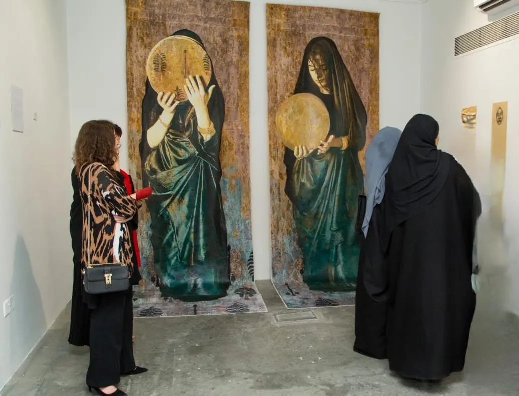 من القطيف إلى السلطنة.. زمان جاسم وفاطمة النمر يسردان حكايات النساء.. فرشاة بعثرت ملامحها وأخرى تتبعت تاريخها